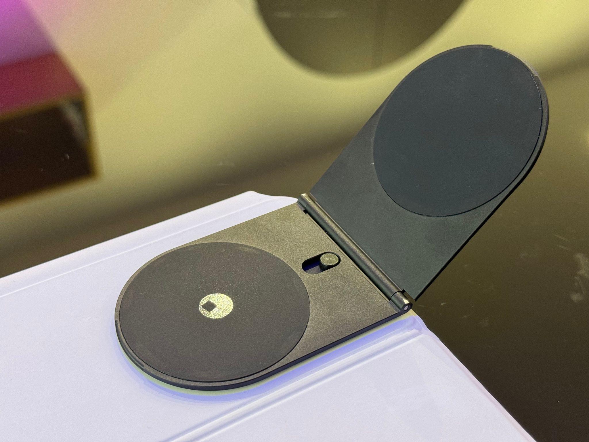 The removable magnetic clip placed on top of it.