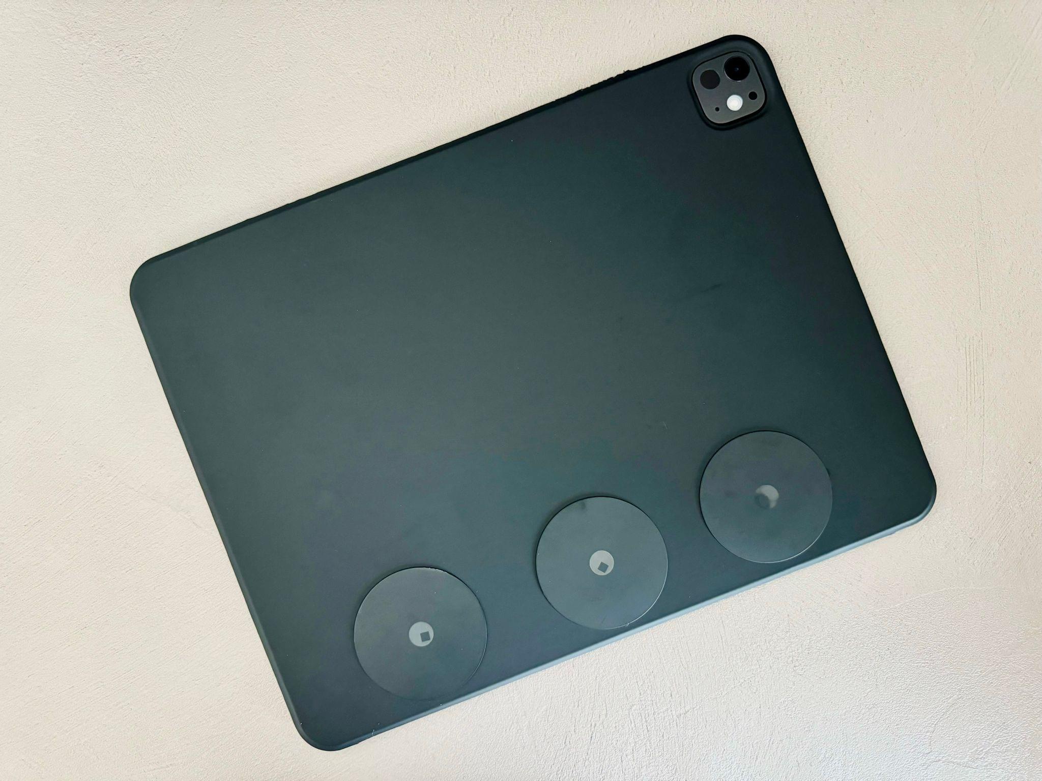 The magnets on the back cover.