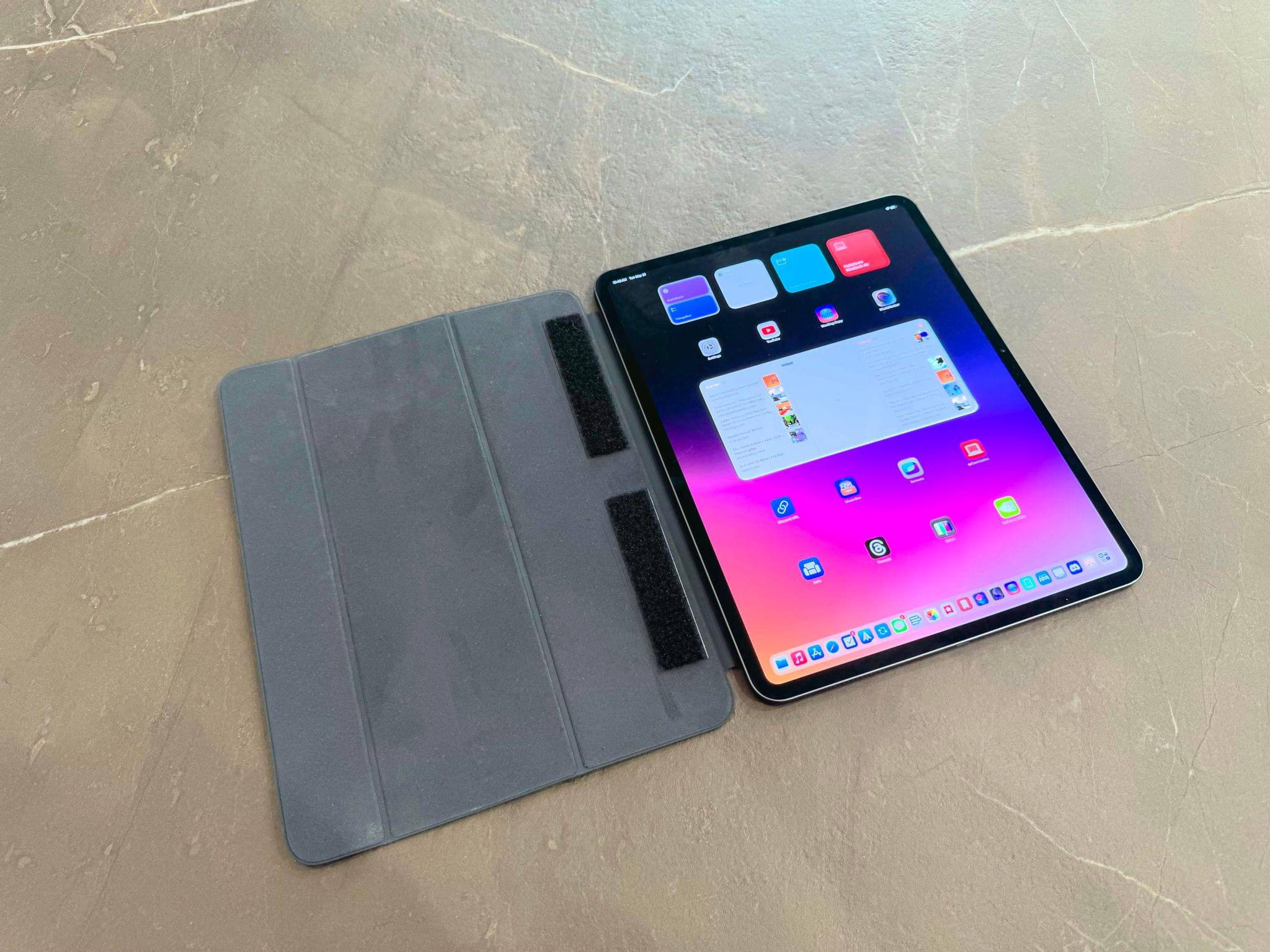 The strips of velcro help the folded part not to tilt over when attached to the MacPad.