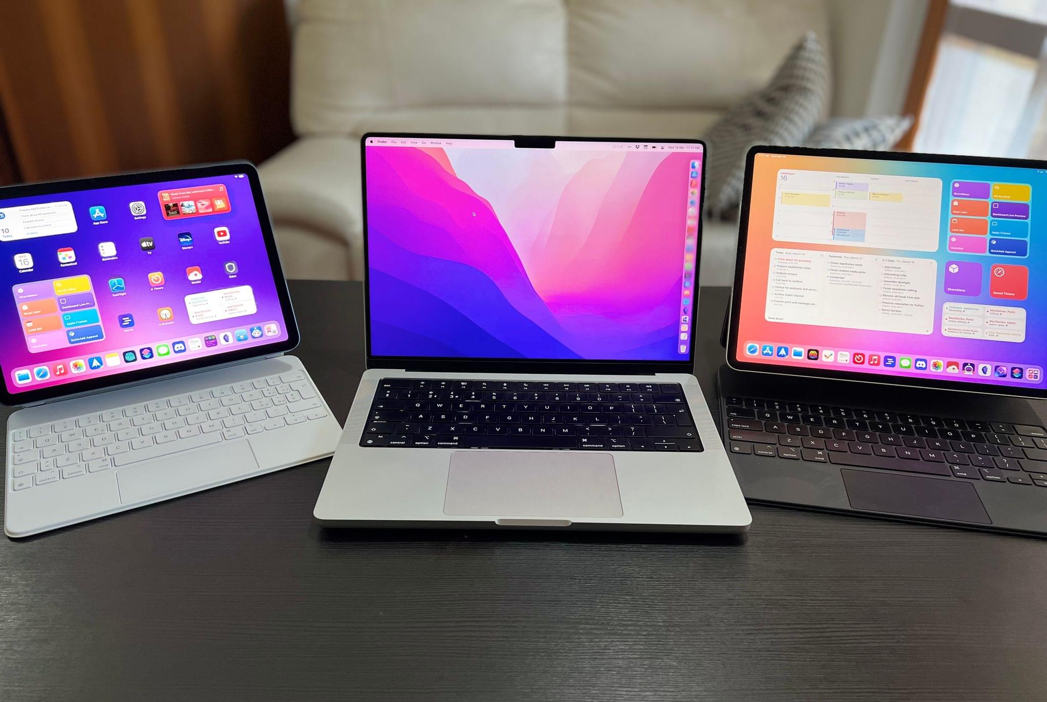 The 12.9" iPad Pro (right) and the iPad Air in Universal Control.