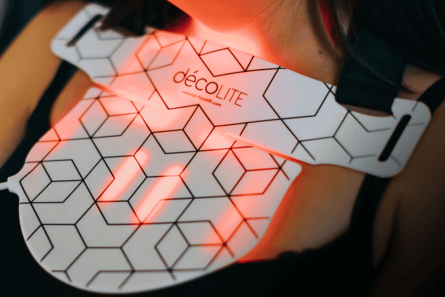 Décolite LED device for décolletage wrinkle reduction
